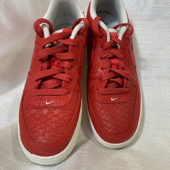 Red leather Nike Air Force 1 LV8 sneakers - Picture 8 of 12